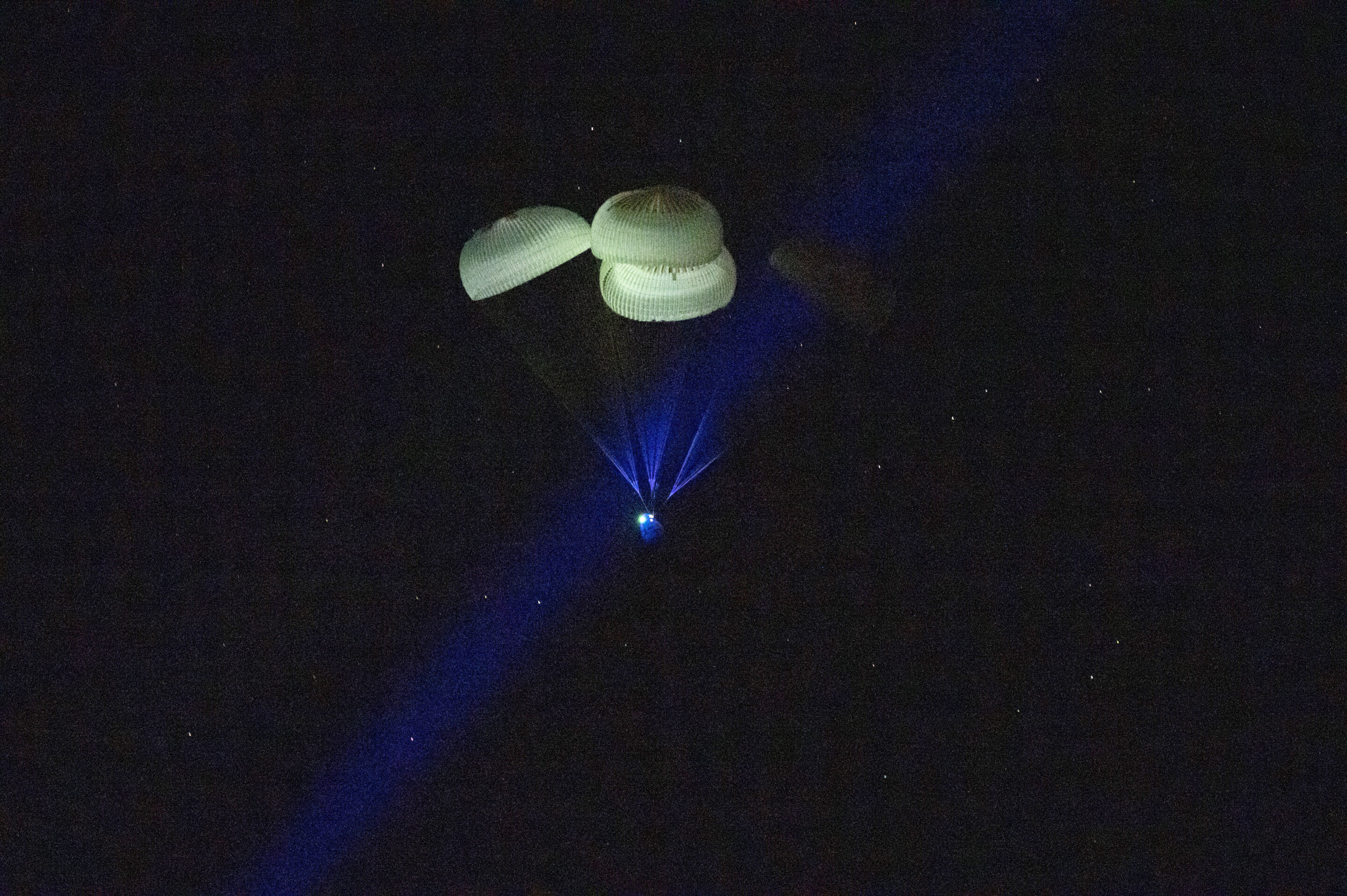 La cápsula de la nave espacial SpaceX Dragon Endurance, frenada por paracaídas, se acerca a la superficie de las aguas del Golfo de México frente a Tampa, Florida, mientras regresa a la Tierra con los ingenieros de vuelo de la Expedición 68 Anna Kikina de Roscosmos, Josh Cassada y Nicole Mann de la NASA, y Koichi Wakata de JAXA (Agencia de Exploración Aeroespacial de Japón) tras una misión de cinco meses en la Estación Espacial Internacional, el sábado 11 de marzo de 2023. Crédito: Keegan Barber/NASA vía AP
