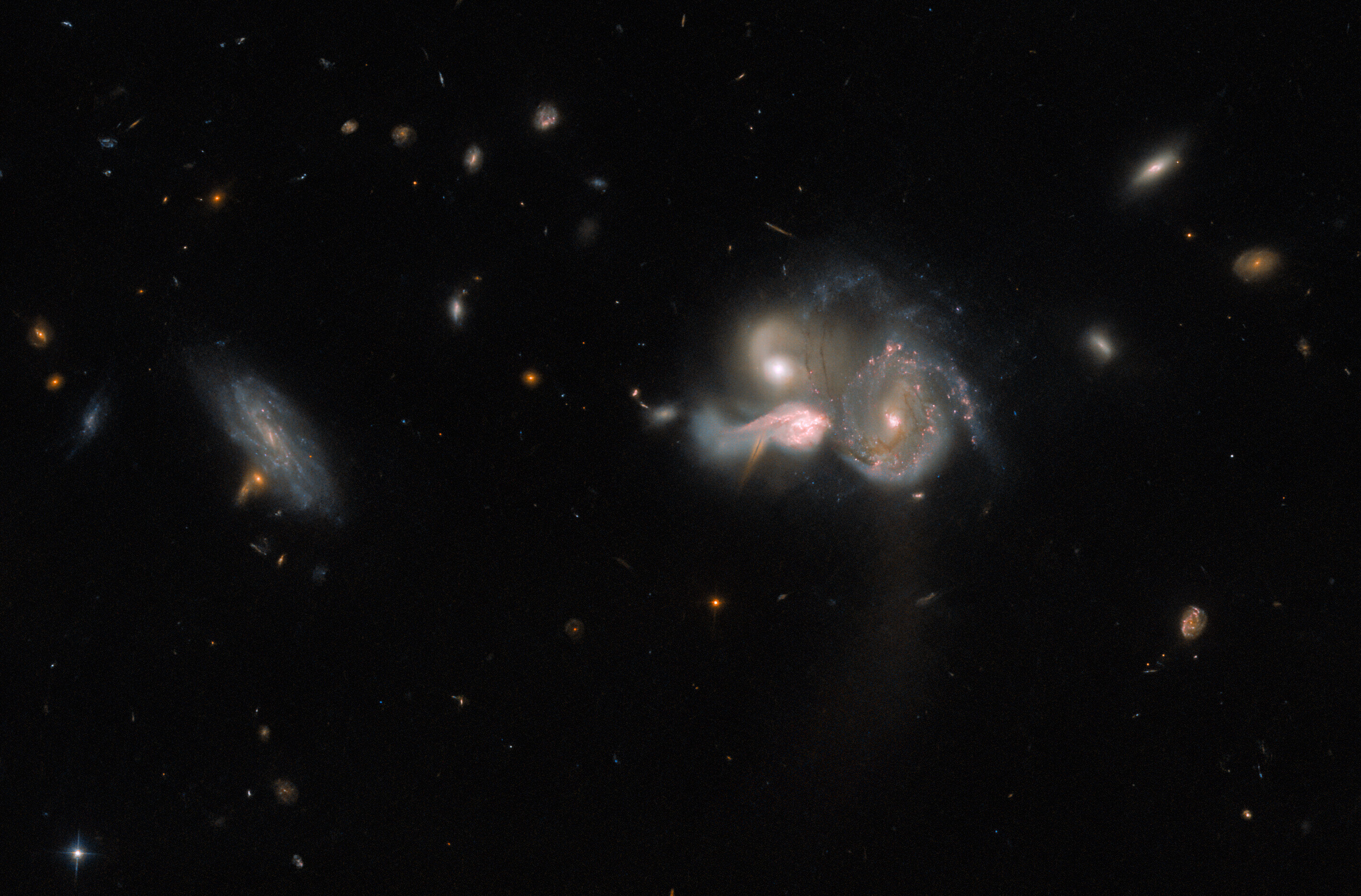 Hubble vede un trio galattico unito