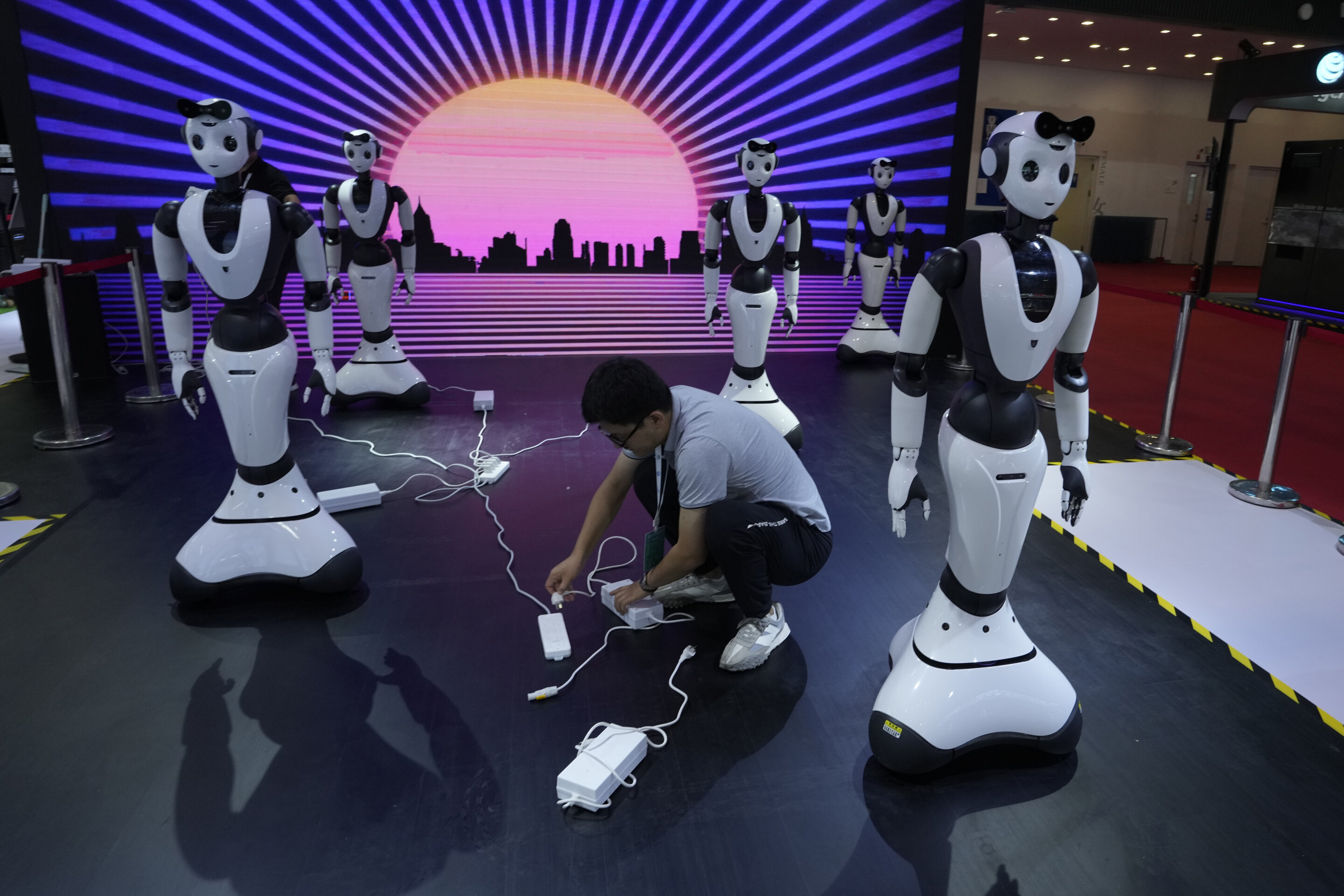 Реалистичные роботы. Выставка роботов в Китае. Робот на конференции мероприятие. Голова робота. Конференции робототехника