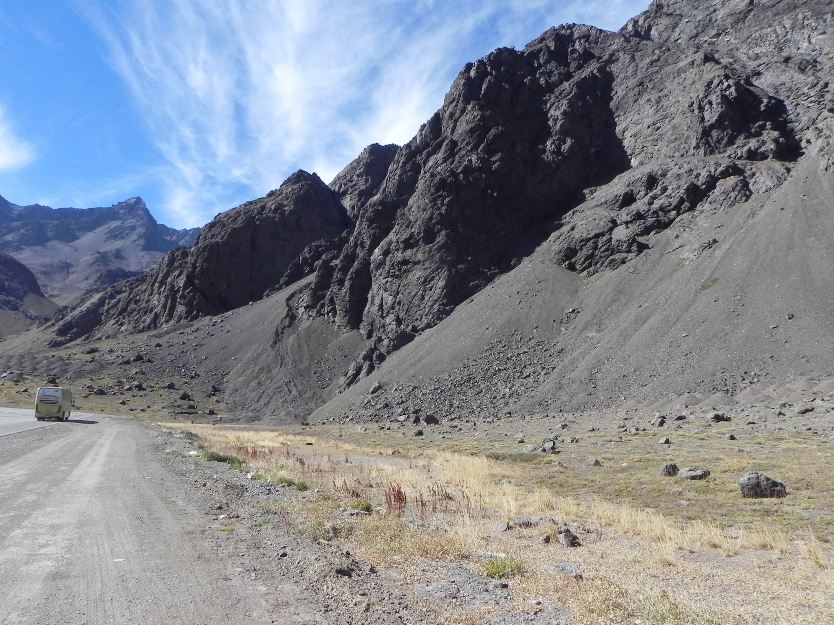 Quantifying the risk associated with rockfalls in the Andes