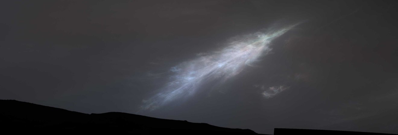 Esta nube iridiscente con forma de pluma fue capturada justo después de la puesta del sol el 27 de enero de 2023, el día marciano número 3724, o sol, de la misión de Curiosity. Estudiar los colores en las nubes iridiscentes les dice a los científicos algo sobre el tamaño de las partículas dentro de las nubes y cómo crecen con el tiempo. Crédito: NASA/JPL-Caltech/MSSS