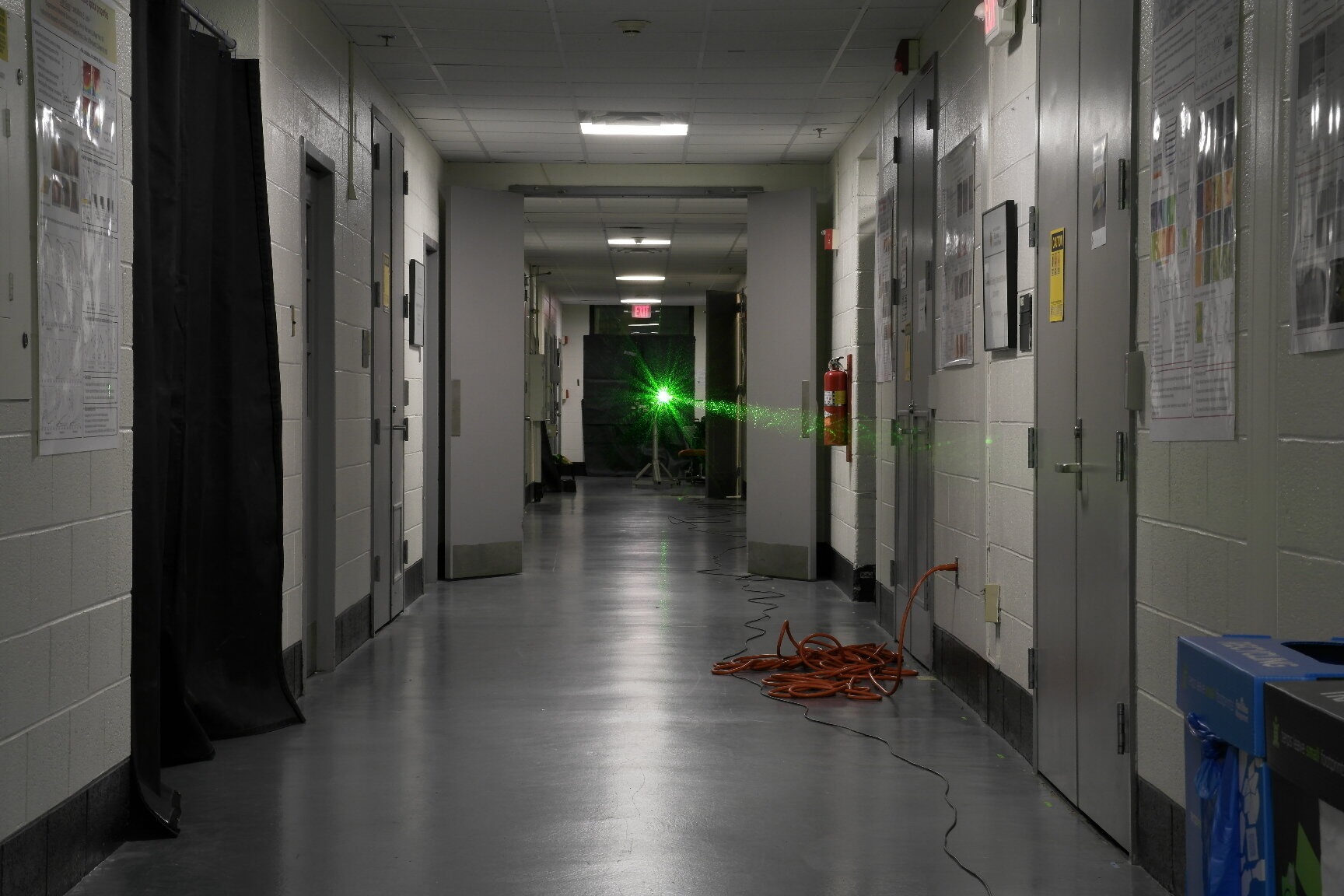 Ein 50-Meter-Laserexperiment stellt im Korridor der Universität einen Rekord auf