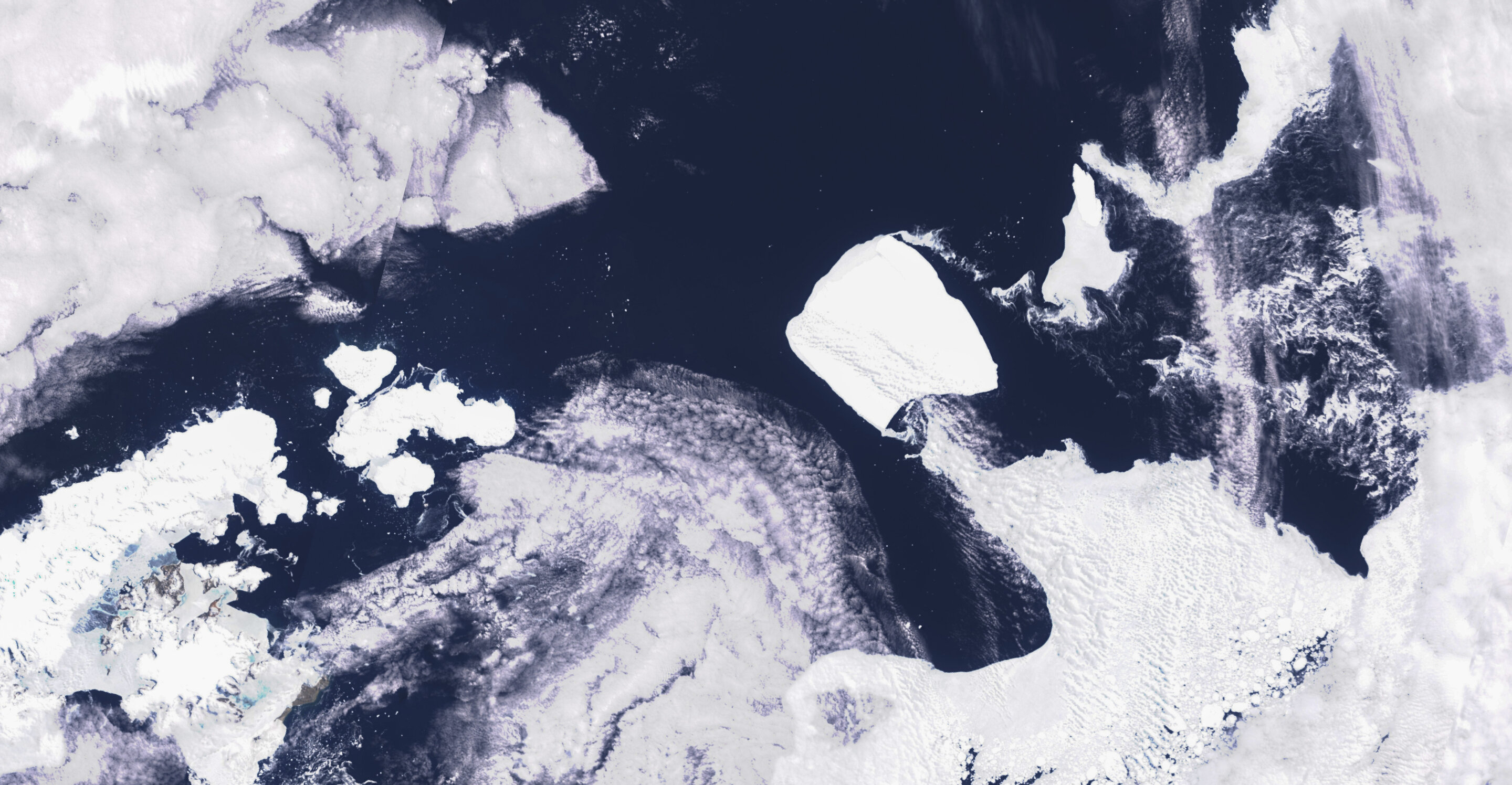 Einer der größten Eisberge der Welt treibt über die antarktischen Gewässer hinaus, nachdem er drei Jahrzehnte lang auf dem Boden lag