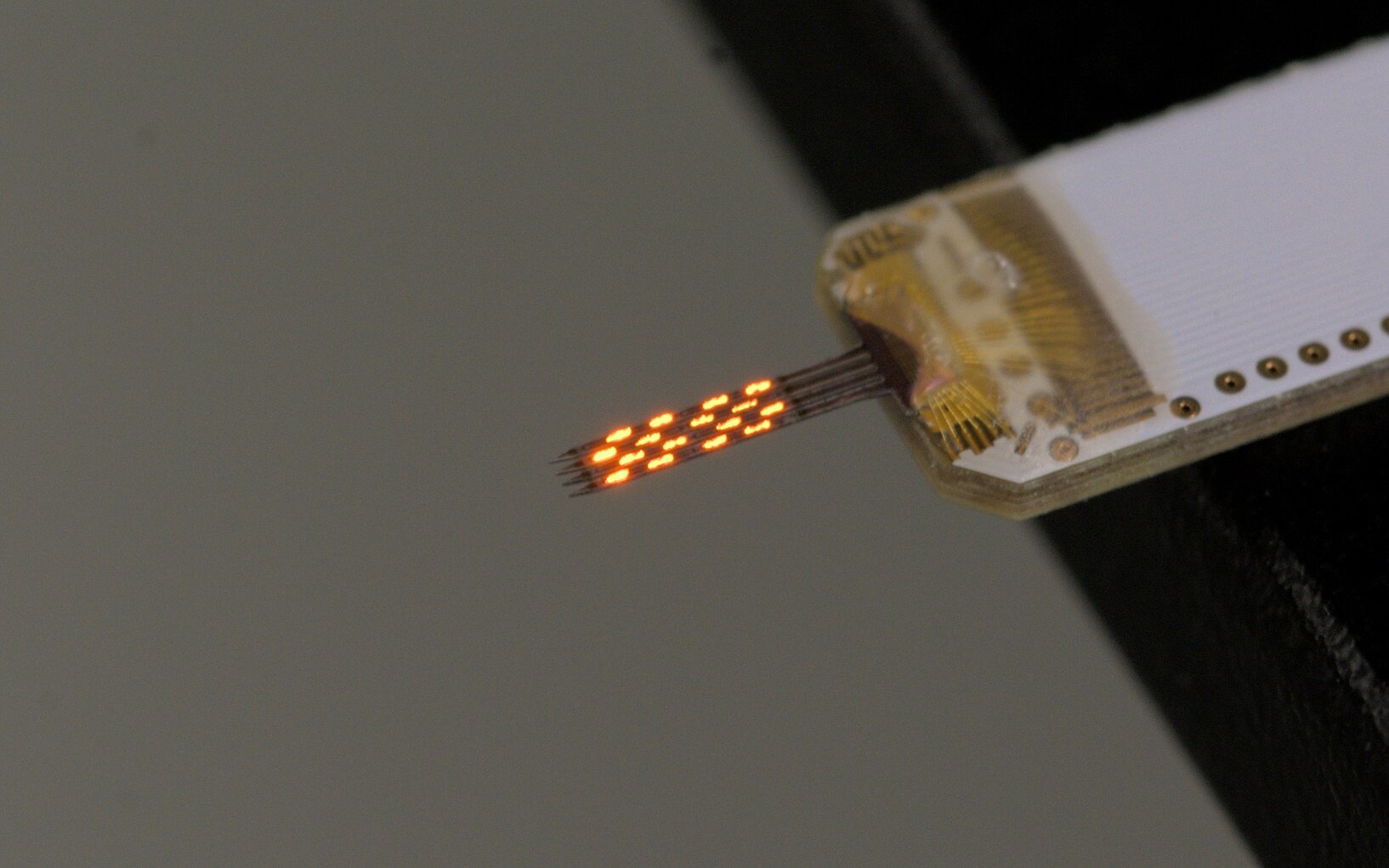 Sondas de estimulación optogenética basadas en LED y CMOS con resolución de una sola neurona
