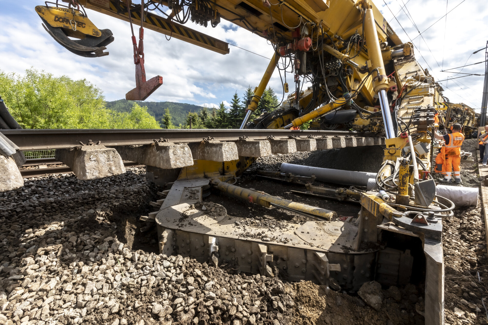 Rail infrastructure: Analyzing alternative drives for fossil-free track work machinery
