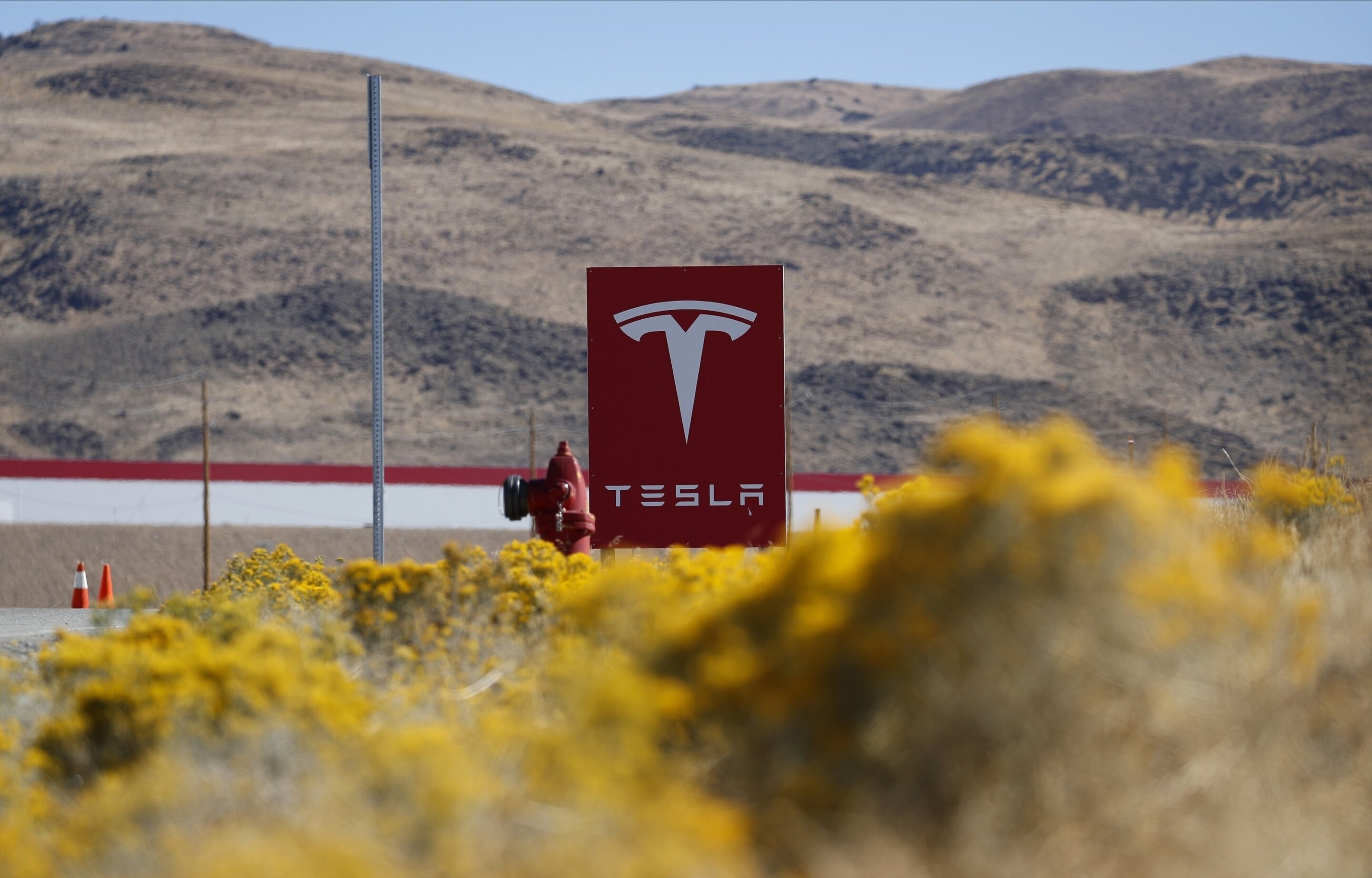 Tesla gets $330M tax deal for Nevada expansion, truck plant