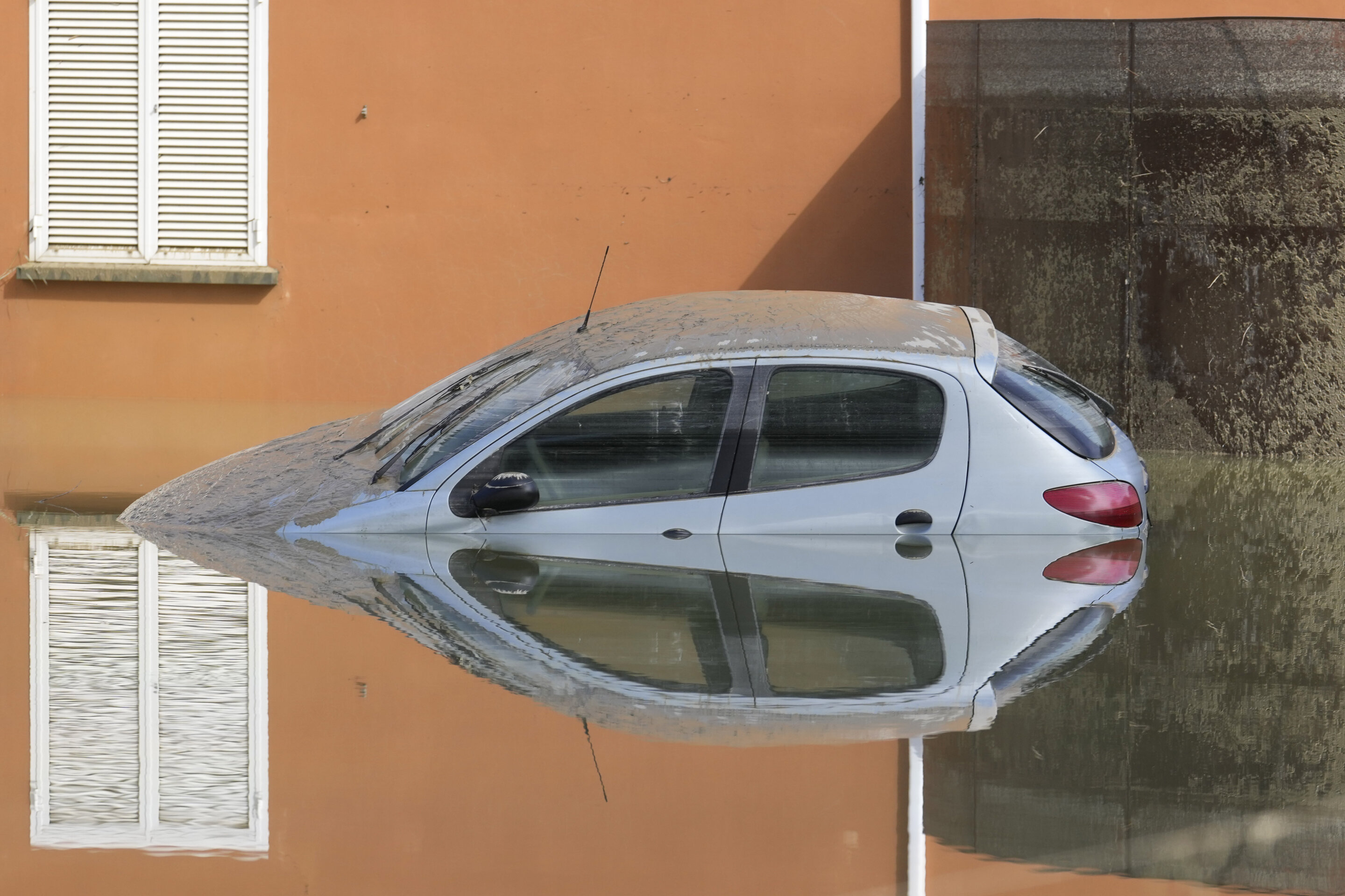 Gli scienziati affermano che il triplo colpo degli uragani, un evento in 200 anni, ha portato a inondazioni mortali in Italia