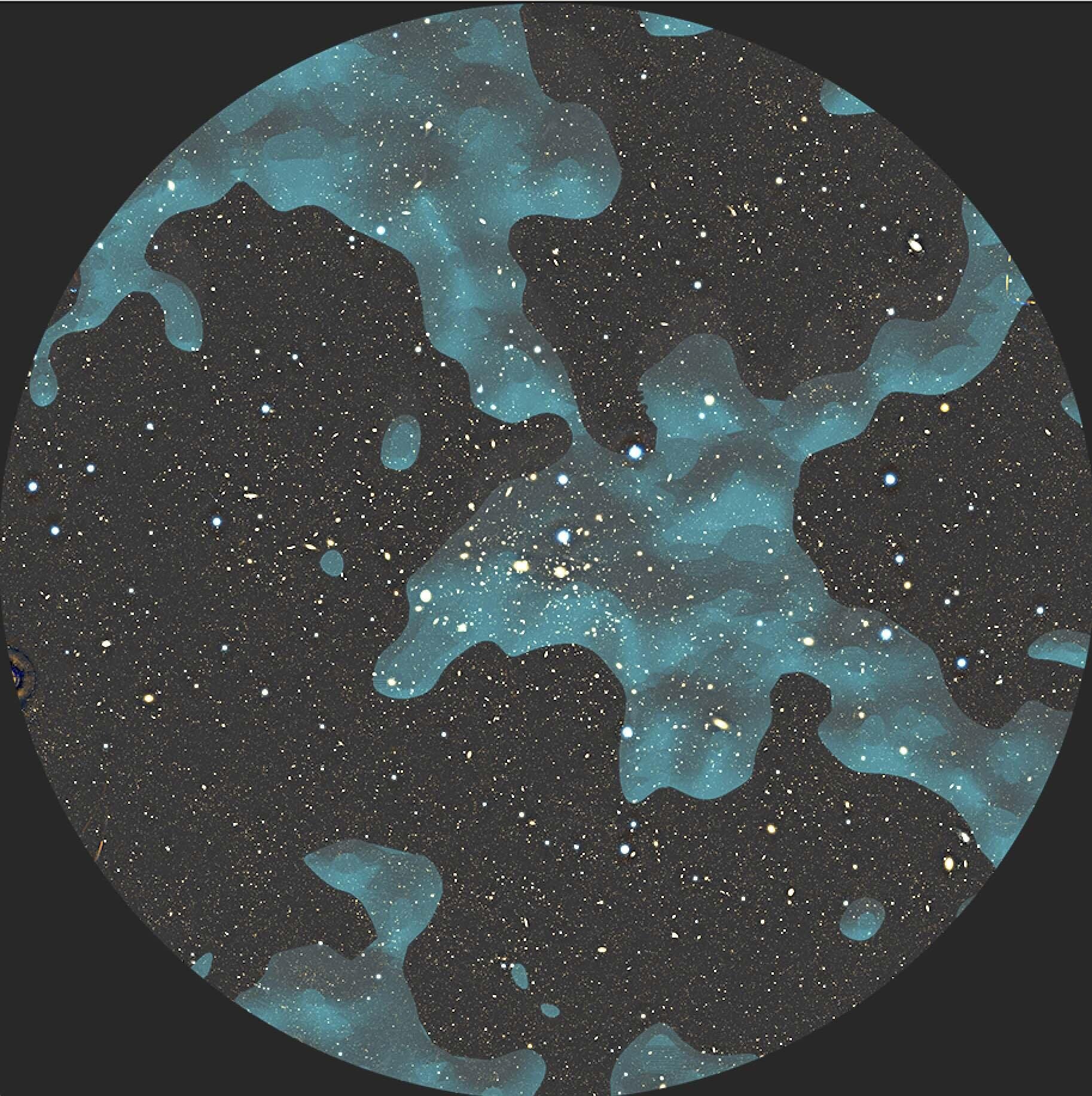 Materia oscura nella regione dell'ammasso della Chioma. La distribuzione della materia oscura calcolata sulla base di questa ricerca (nuvola verde scuro) è sovrapposta a un'immagine dell'ammasso Coma e di galassie di fondo più distanti scattata dal telescopio Subaru. Si possono osservare filamenti di materia oscura che si estendono per milioni di anni luce. Credits: HyeongHan et al. 2024