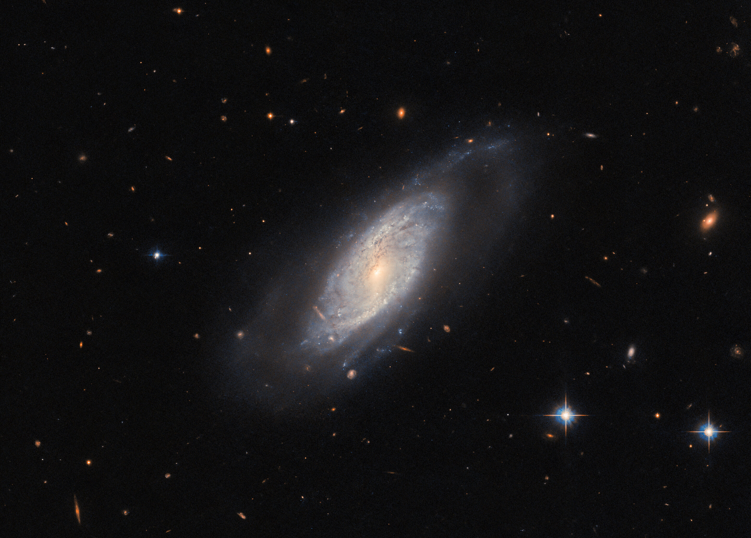 Il telescopio spaziale Hubble intravede la galassia a spirale UGC 9684
