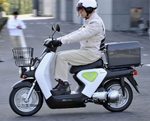 instans Urter foran Honda unveils zero-emission electric scooter